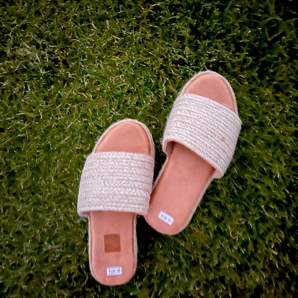 Brand new kids girls sandal. Size 3